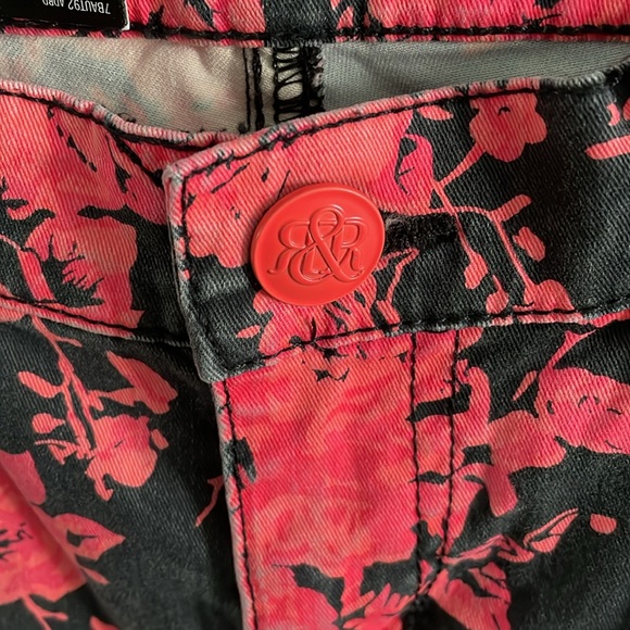 NWT  Rock & Republic Hamburg Rose Print Jeans Size 4 - Picture 6 of 7